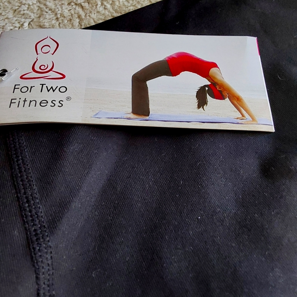 🌺 NWT For Two Fitness Black Maternity Capri Leggings